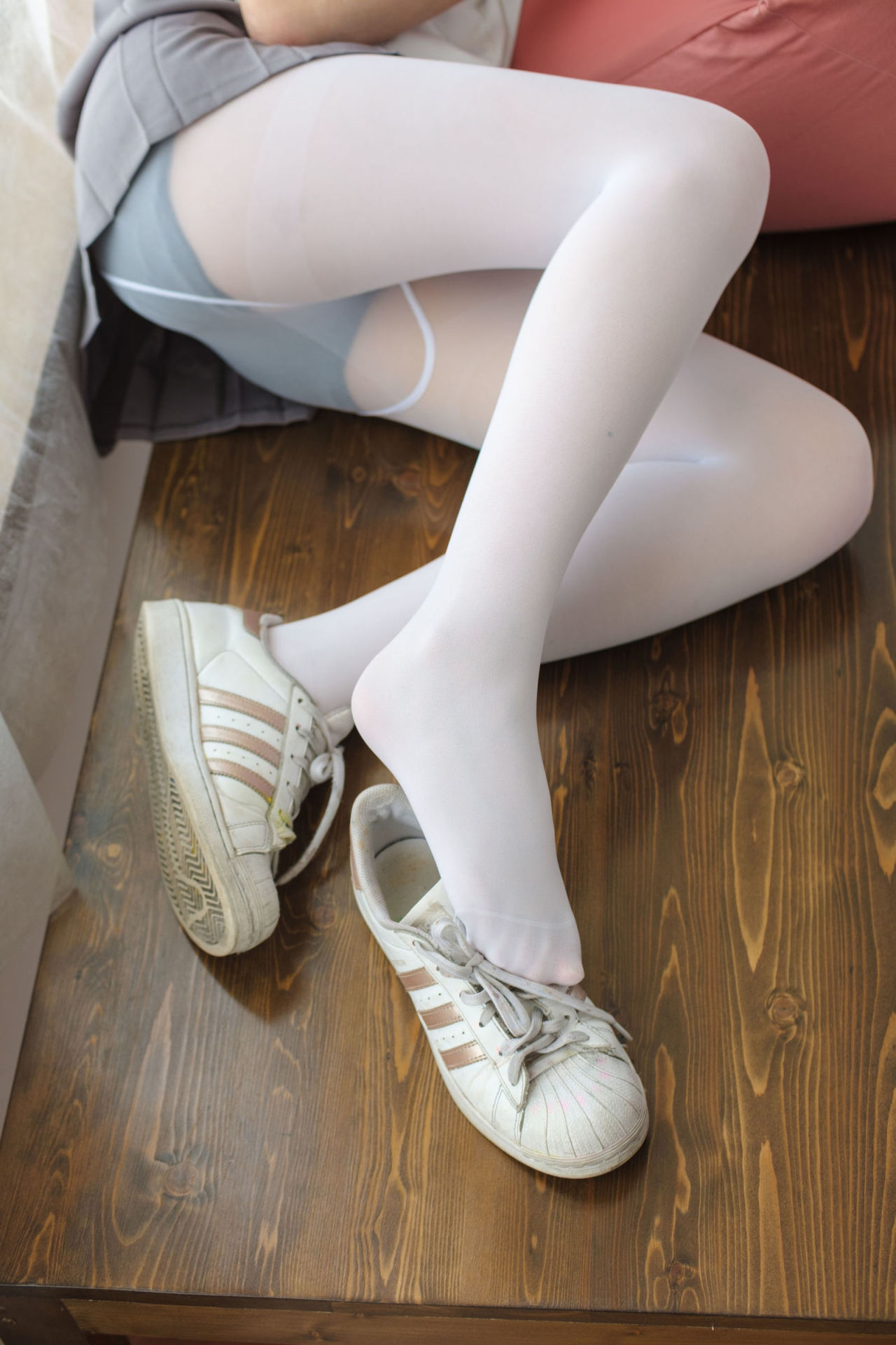 [森萝财团] BETA-026 红色校服肉丝美足少女 萝莉丝袜写真